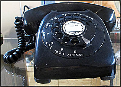 Montrose Historical & Telephone Pioneer Museum Classic Bakelite Desk Phone